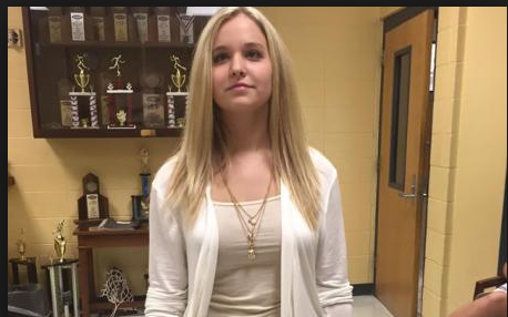 La tenue indécente de Stephanie avant qu'elle ne mette une écharpe...