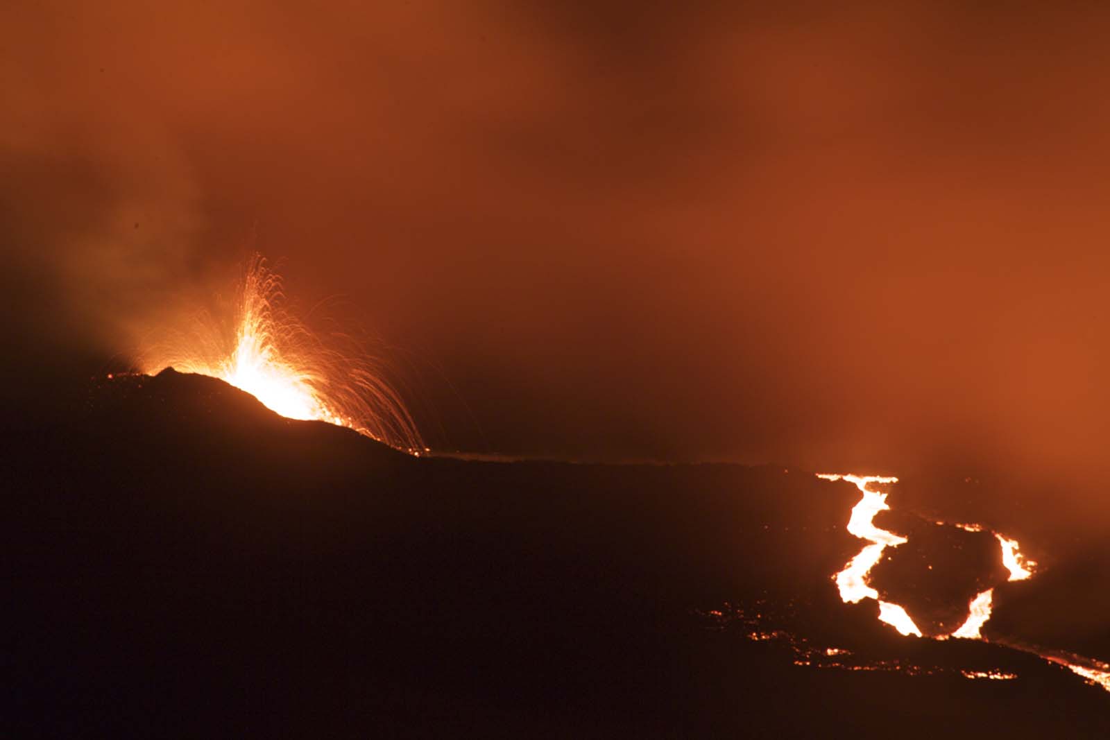 L'éruption continue mais faiblit