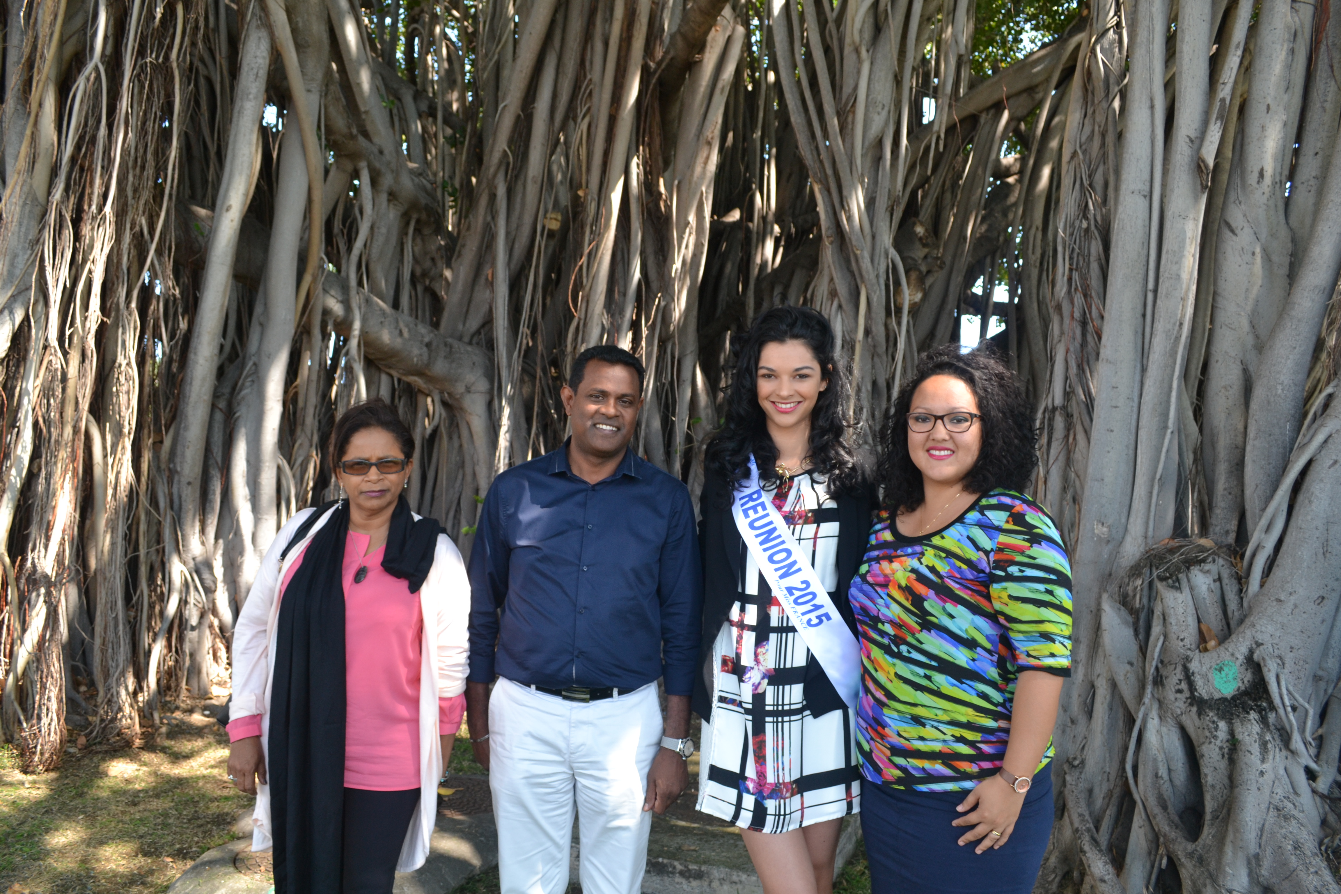 Les élus de la Ville du Port, Danila Bègue, Armand Mouniata et Karine Infante, avec Azuima Issa, Miss Réunion 2015, devant le banian