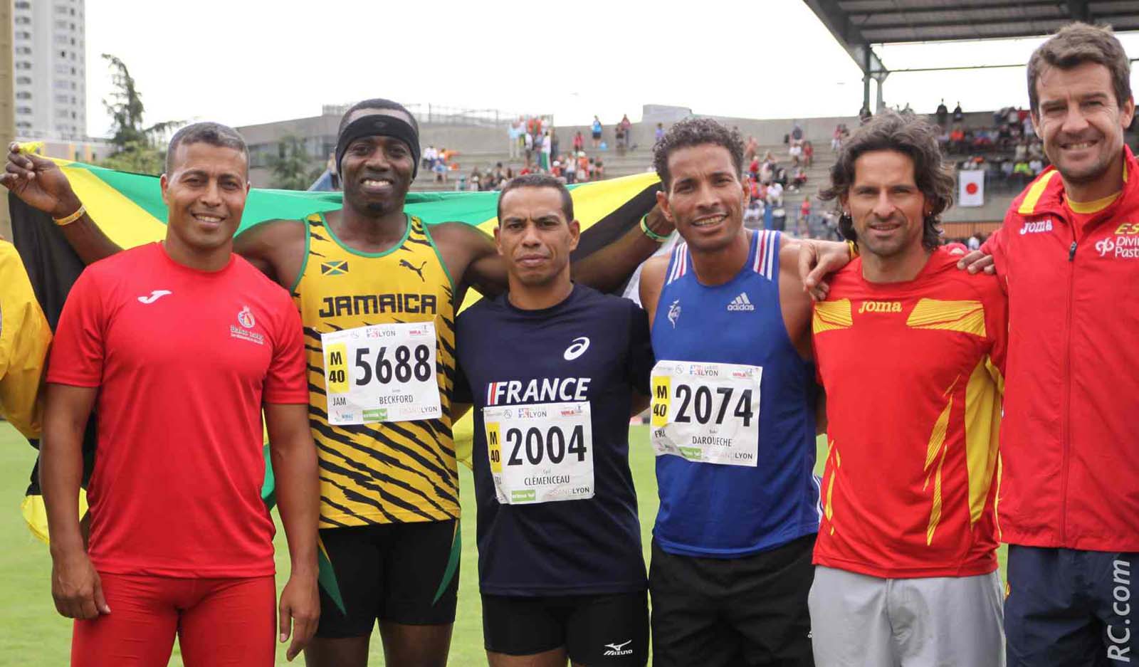 Backri Darouèche,( dossard 2074) et les concurrents du saut en longueur autour de James Beckford (dossard 5688).
