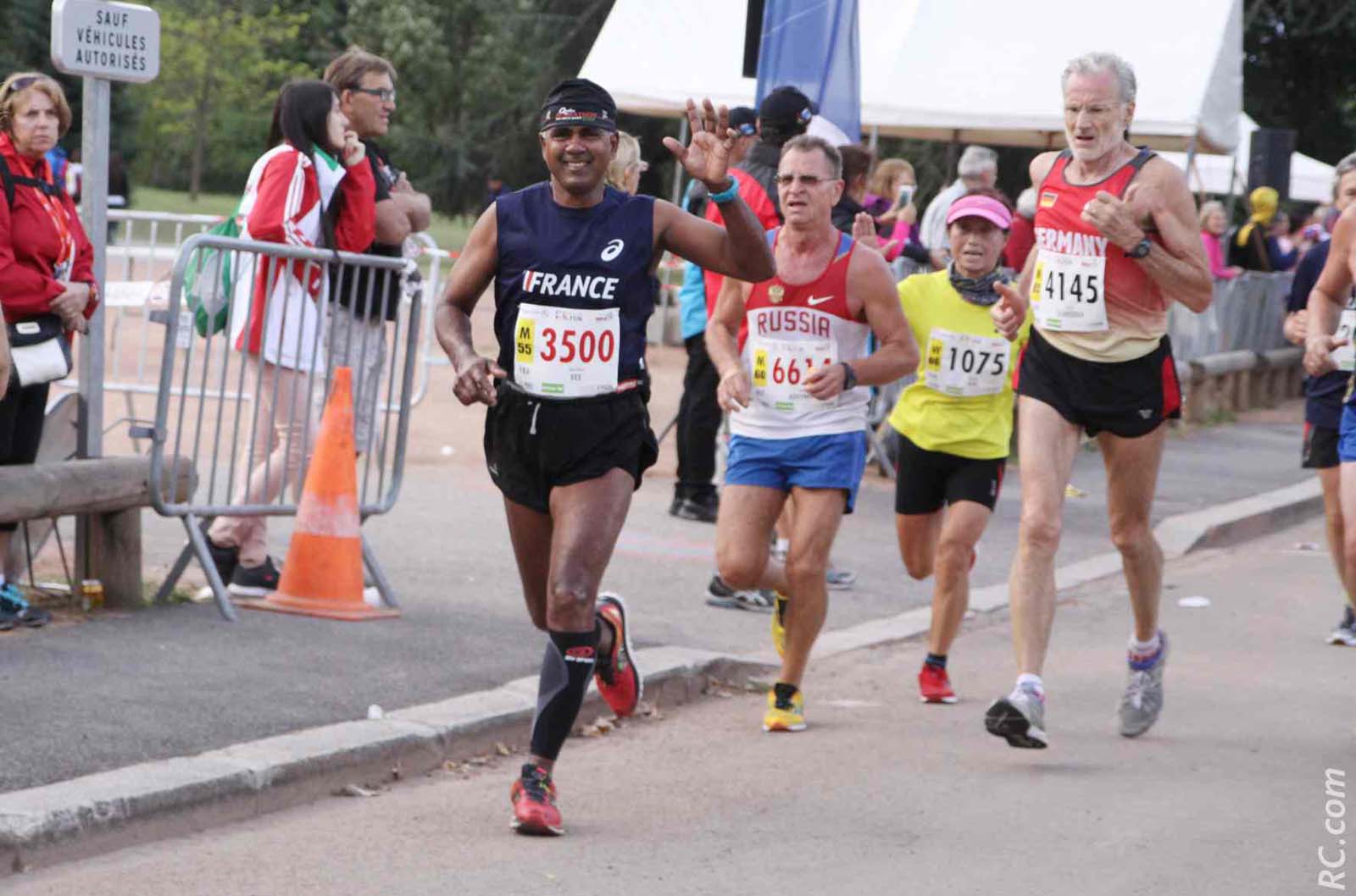 Le coureur de l'AC Bénédictin Jean-Pierre Vee (dossard 3500) vous salue bien. Il est sur les 42,195 km...