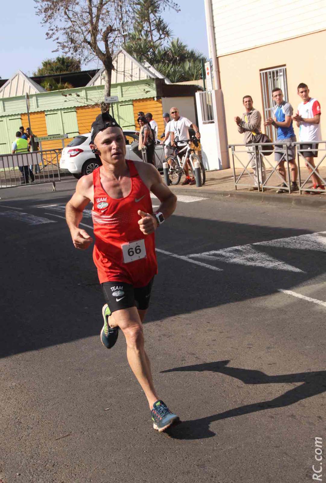 Jean-Robert du CA Plaine des Cafres revient bien en forme. Il a tenu tête au futur vainqueur sur 20 km environ.