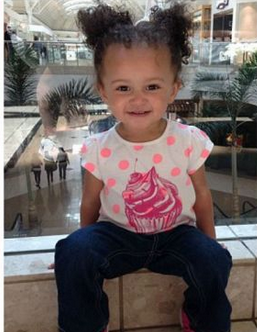 Une adorable petite métisse