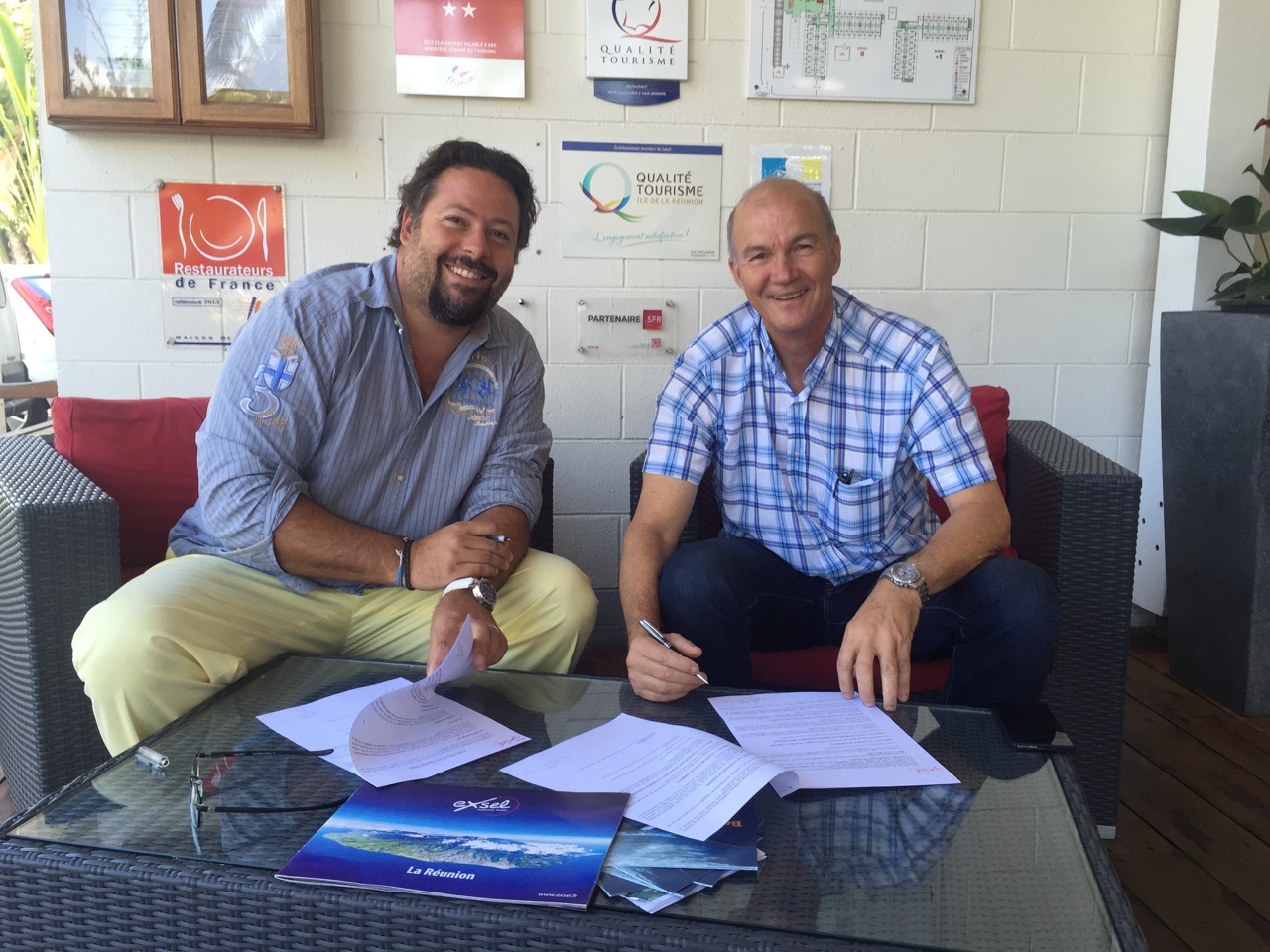 Yann Lefebvre et Henri Vergoz lors de la signature de la franchise