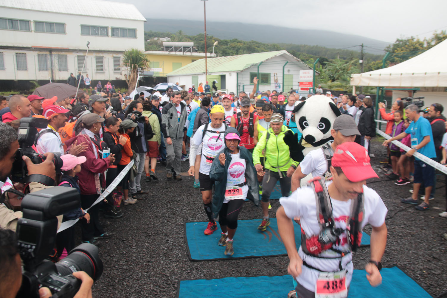 Pandathlon à Saint-Philippe<br>2 000 marcheurs pour La Réunion et pour la planète!<br />