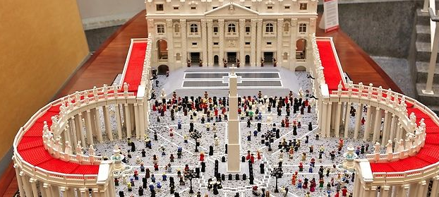 Le Pape François et sa basilique en Lego