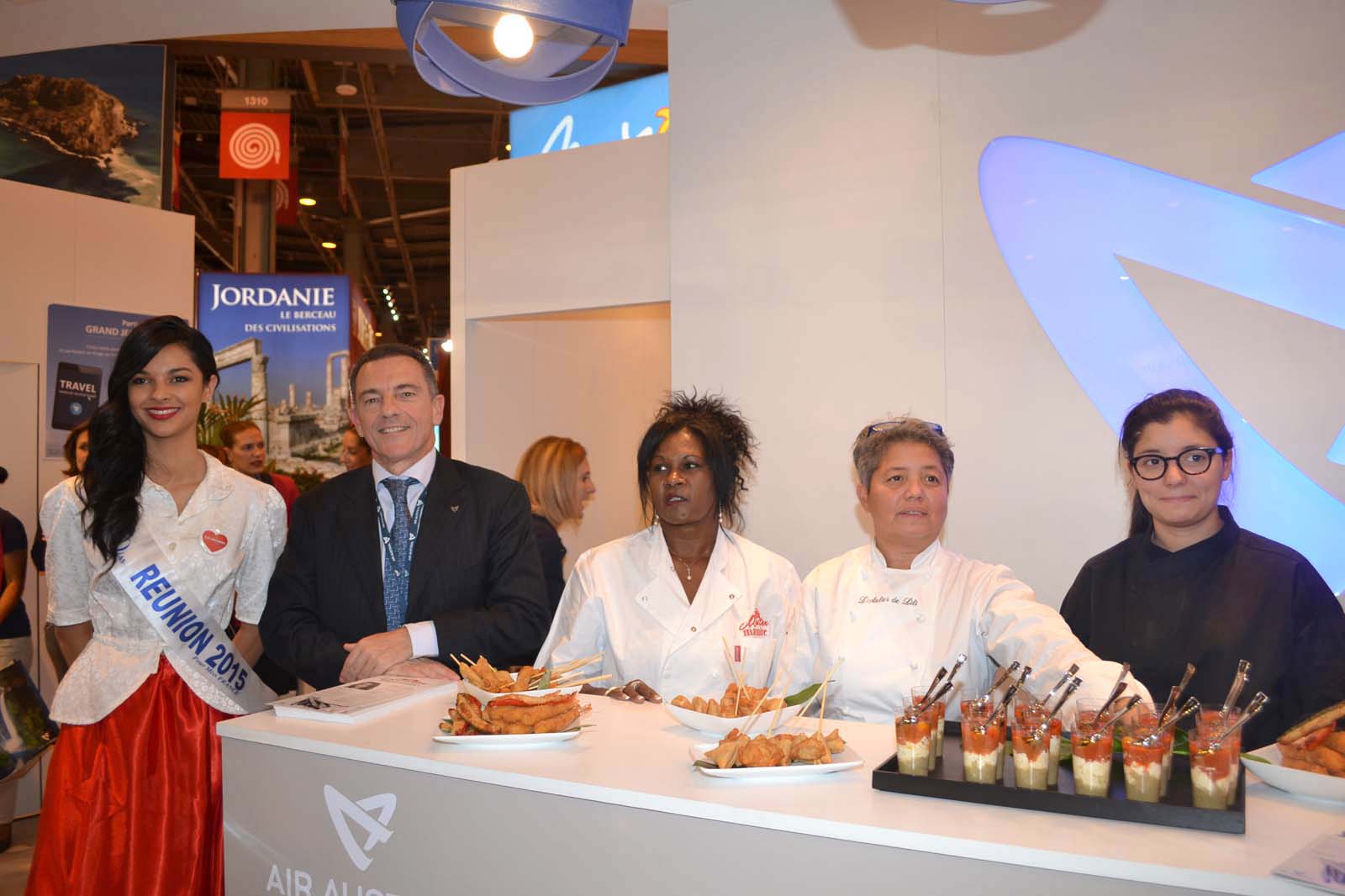 Sur le stand d'Air Austral, Azuima Issa, Jean-Marc Grazzini, directeur général Air Austral, Sonia Ledez, gagnante Master Marmite 2015, Evelyne Lee, directrice de l'Atelier de Lili, et sa fille