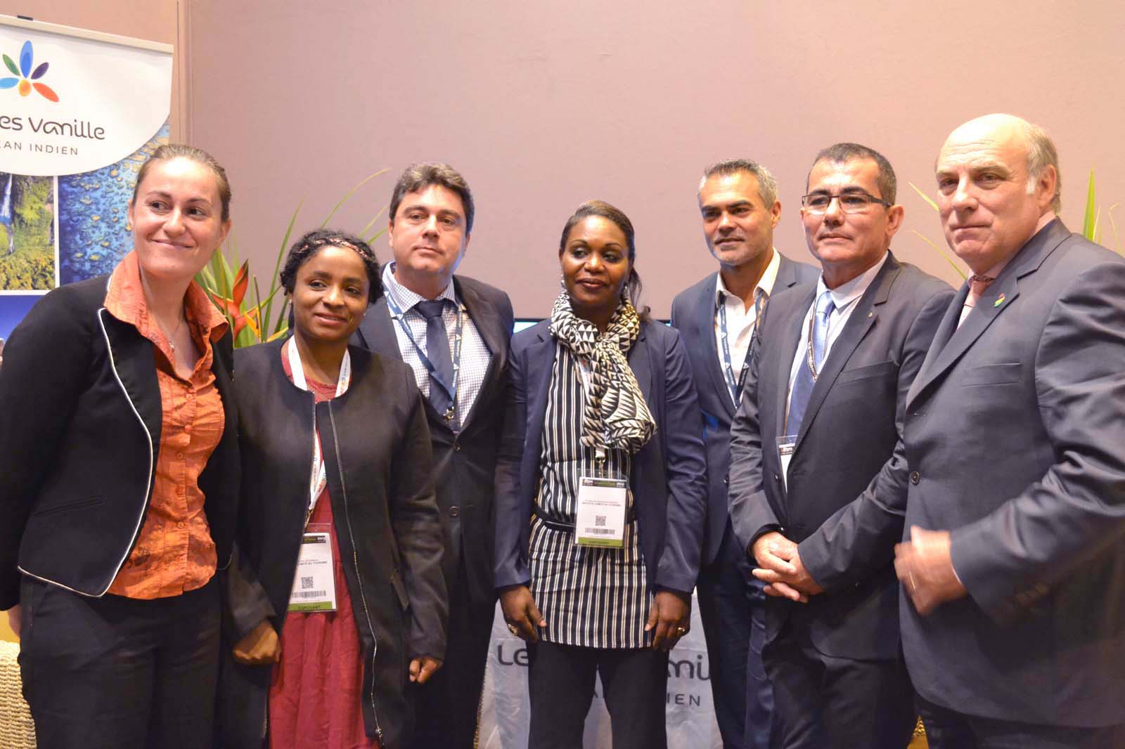 Pascal Viroleau, directeur des Iles Vanille, entouré des représentants de Mayotte, Madagascar (Eric Koller), Réunion (Patrick Serveaux) et Maurice (Arnaud Martin), et de la représentante de WWF (à gauche)