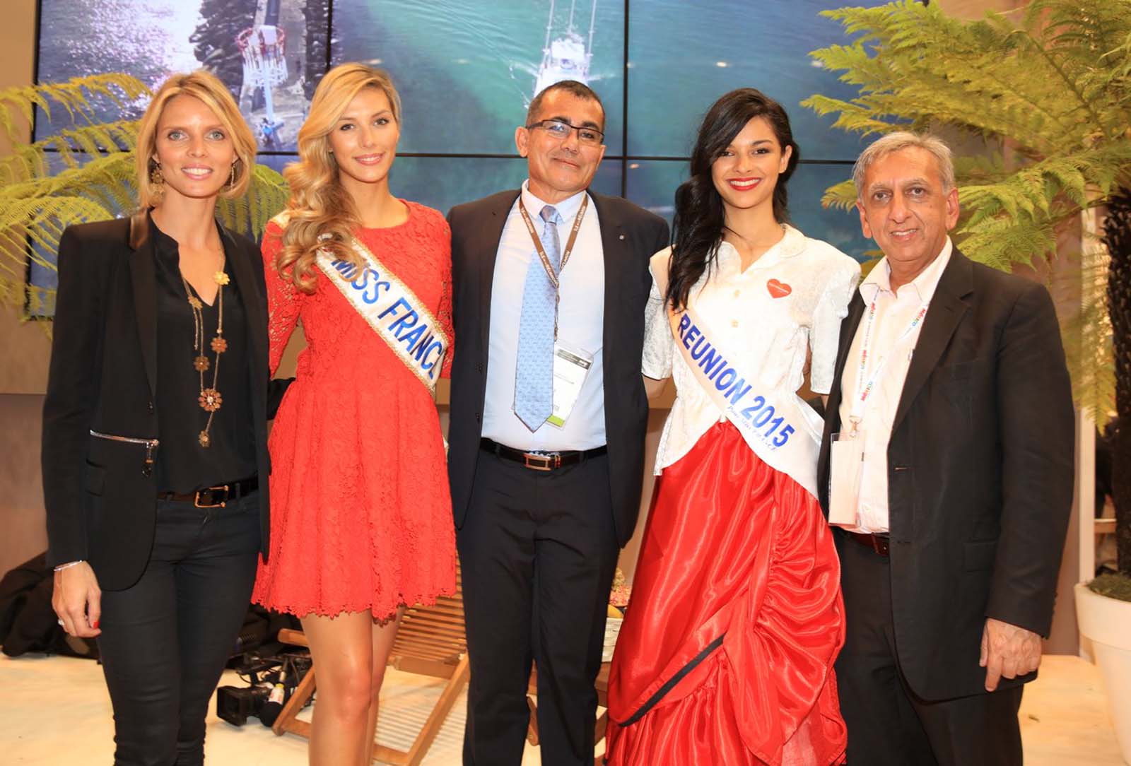 Miss France est venue saluer Miss Réunion sur le stand de l'IRT. De gauche à droite: Sylvie Tellier, directrice générale Miss France Organisation, Camille Cerf, Miss France 2015, Patrick Serveaux, président IRT, Azuima Issa, Miss Réunion 2015, et Aziz Patel, délégué Miss France et responsable du Comité Miss Réunion