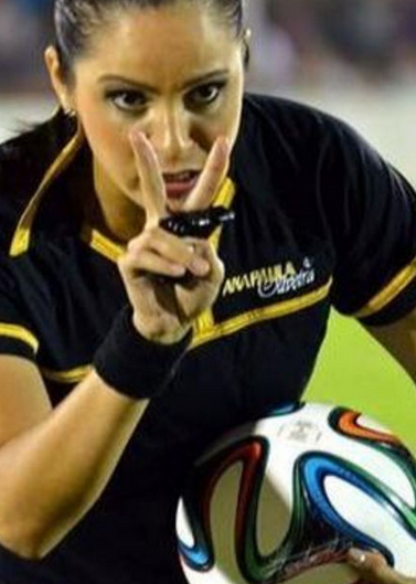 Jolie tête, bau sourire, mais elle ne pardonne aucune faute!