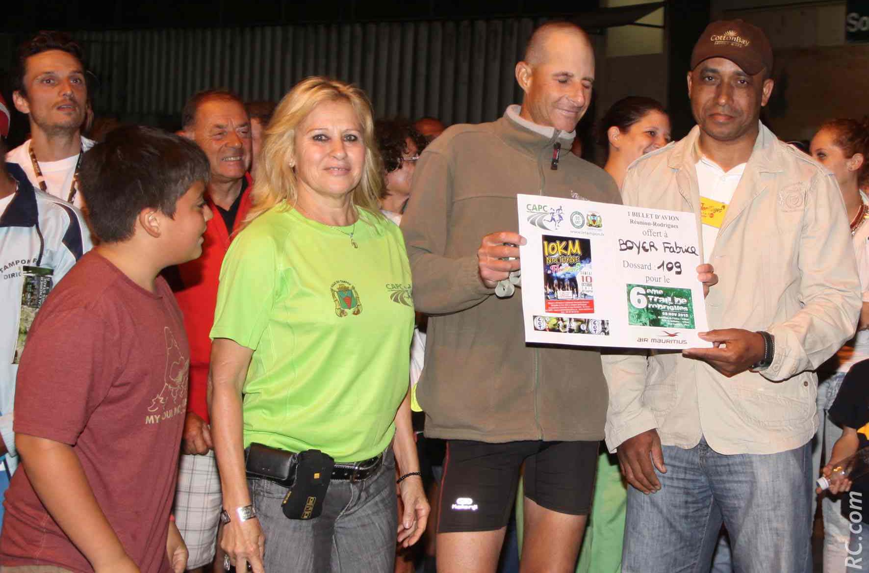 Fabrice Boyer reçoit un billet d'avion pour Rodrigues, avec les félicitations de la présidente du CAPC Marlène Chane See Chu et de Noelsiore Larose, de l'Hôtel Cotton Bay de Rodrigues