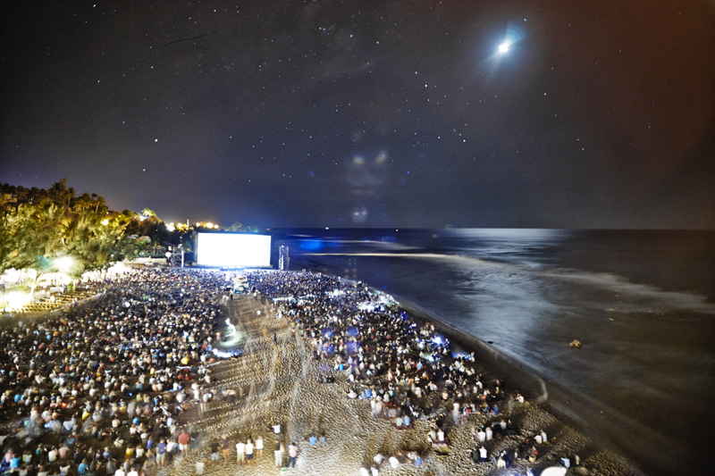 Plus de 9 000 personnes sur le sable du Cap Homard devant le grand écran... ambiance garantie!