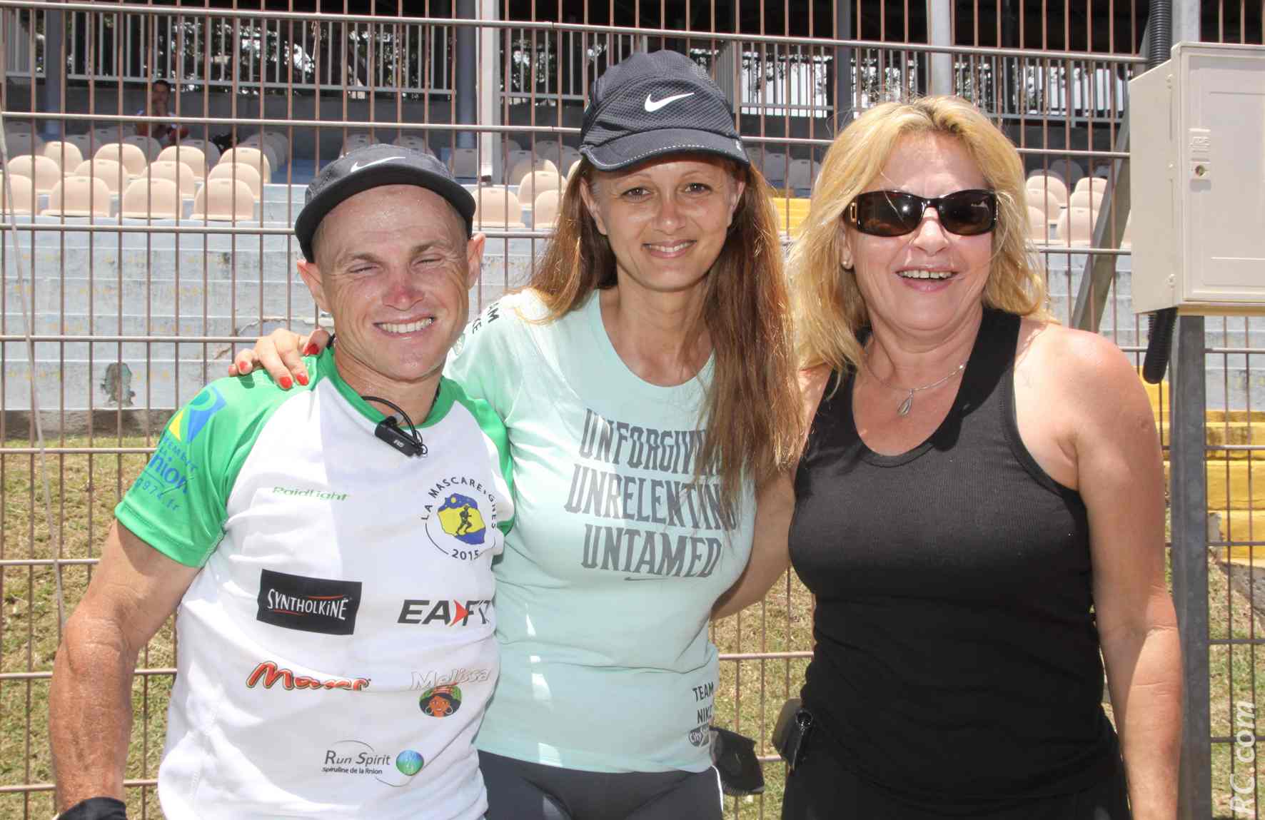 Champion de la Réunion de trail 2015, Jean-Louis Robert est deuxième sur la Mascareignes. Félicité par son épouse Vérnique et la présidente de son club,  Marlène Chane See Chu du CAPC