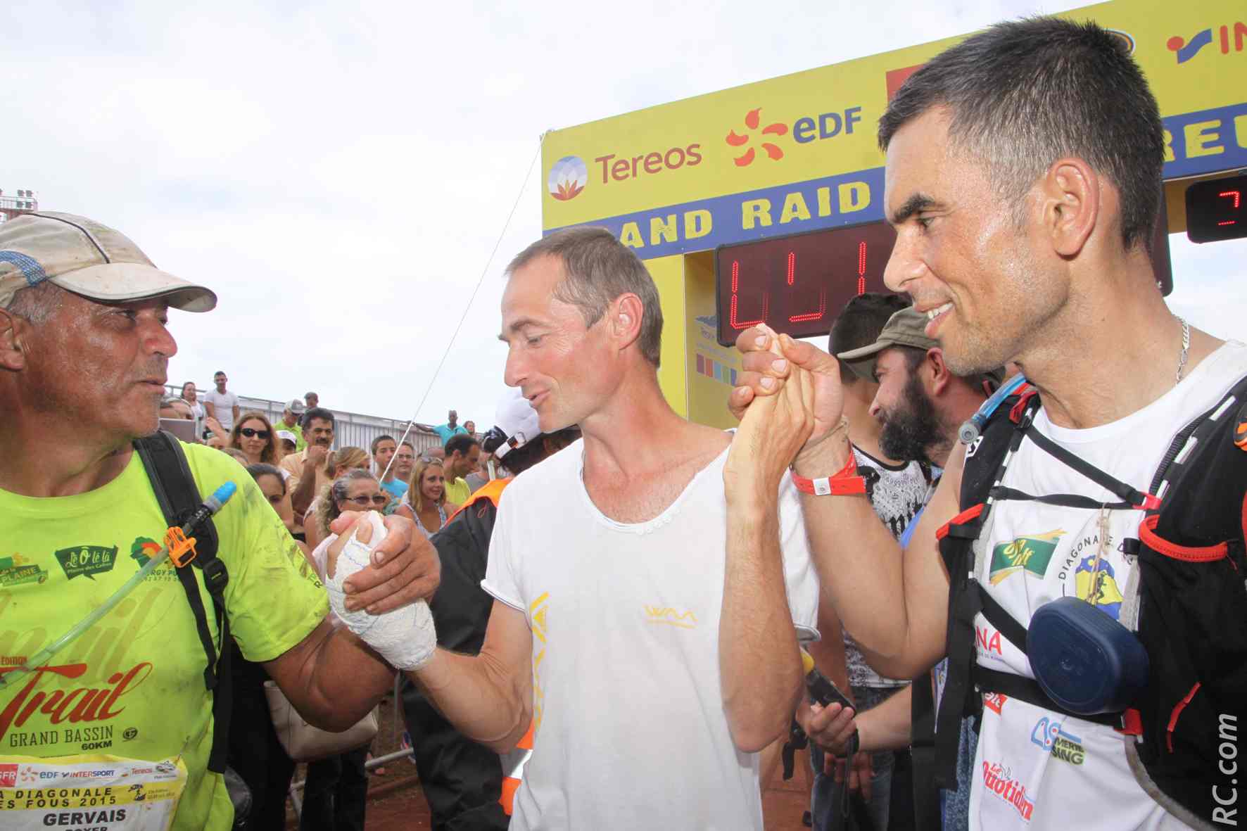 Antoine Guillon félicite les deux derniers du Grand Raid : Gervais Boyer et Teddy Ramassamy. Tout un symbole.