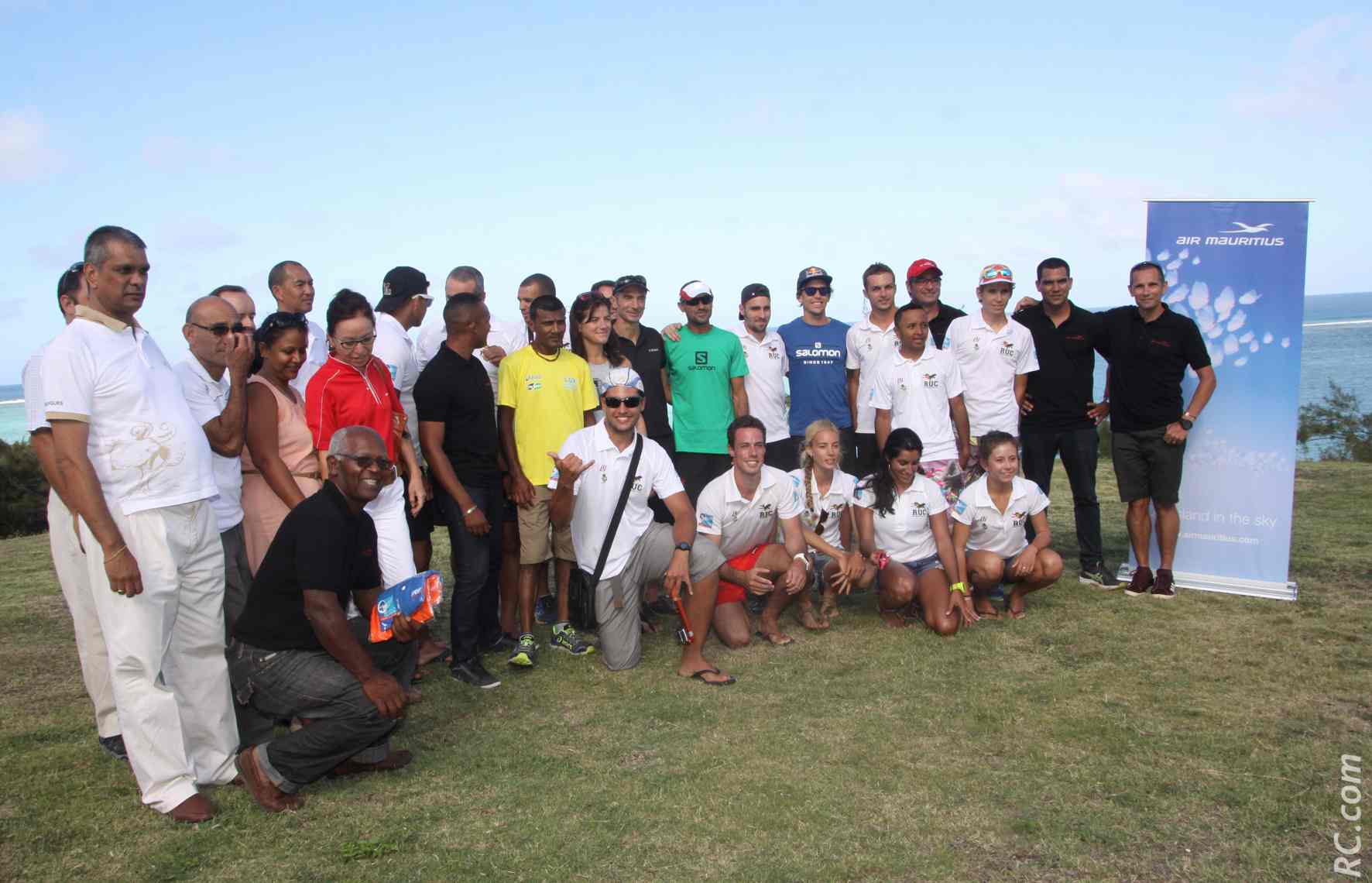 Les organisateurs et leurs invités dont faisaient partie les des étudiants de l'université de la Réunion.
