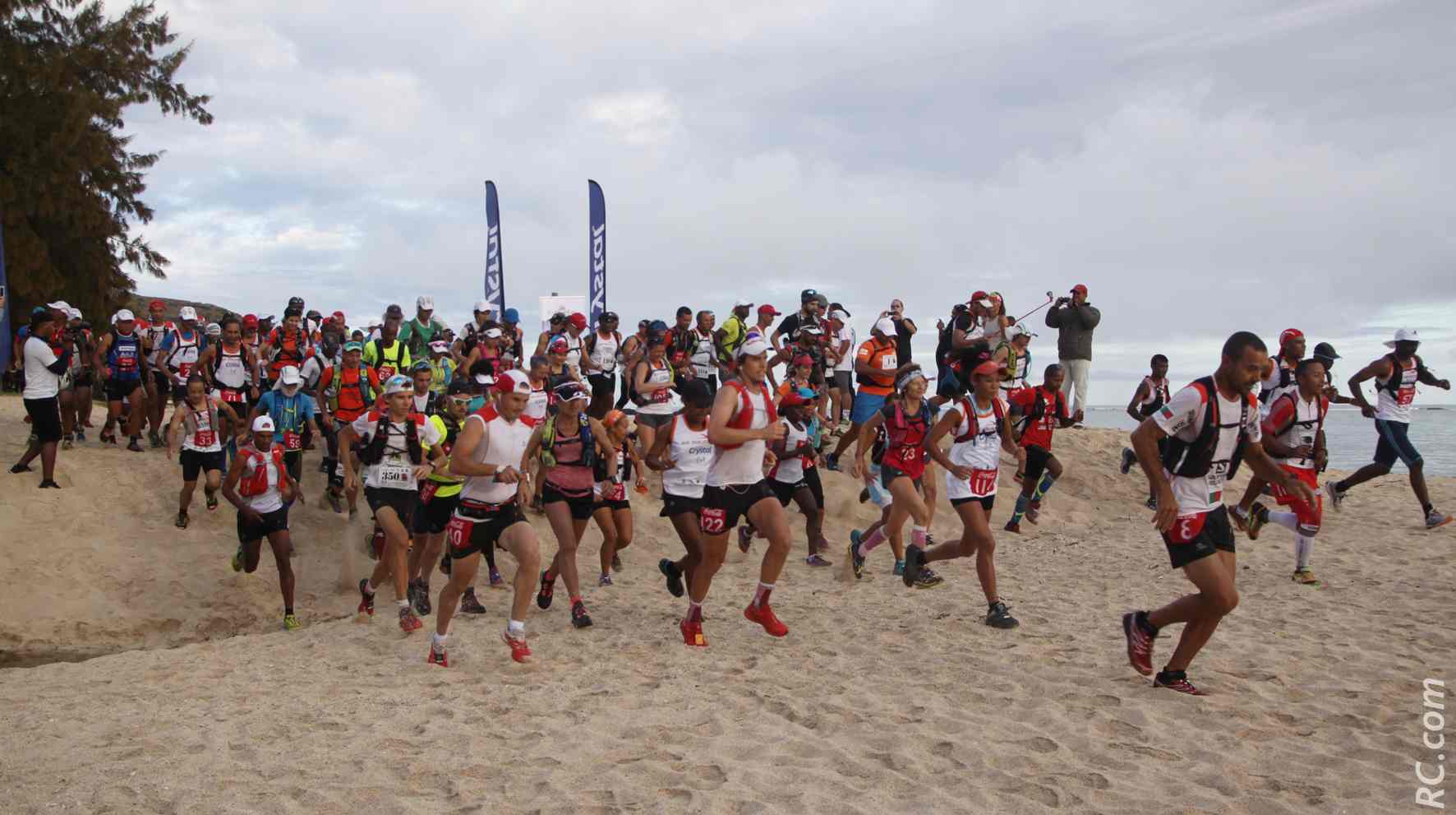 L'aventure commence à Cotton Bay, sur la plage : du battant des lames au sommet des montagnes.