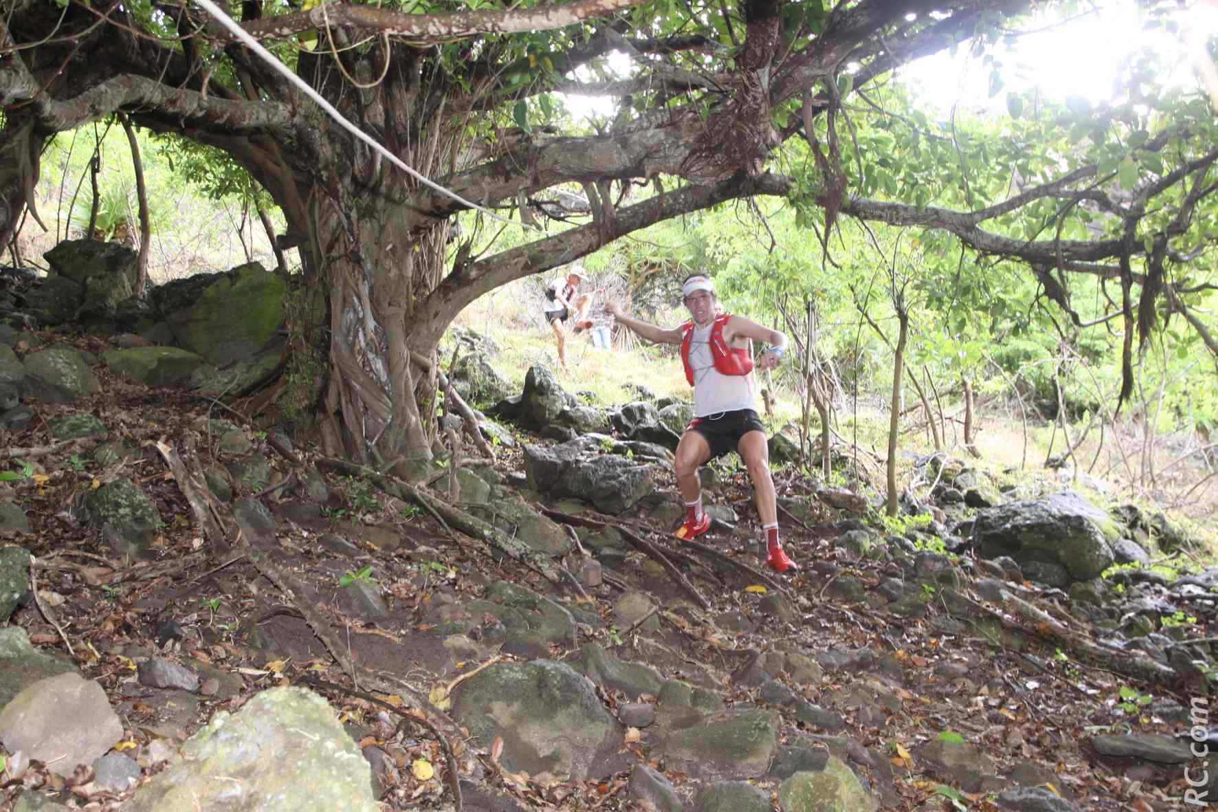 Ryan Sandes découvre le parcours très technique du Trail de Rodrigues. Rien à  voir avec ce qui se fait en Afrique du Sud.