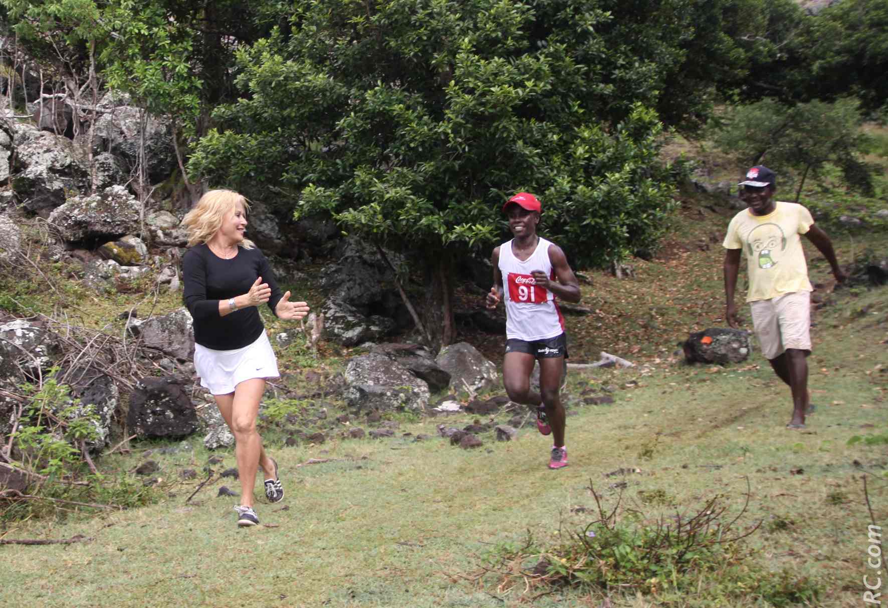 Les encouragements de Marlène Chane See Chu à Antoinette Milazar qui mène le bal.
