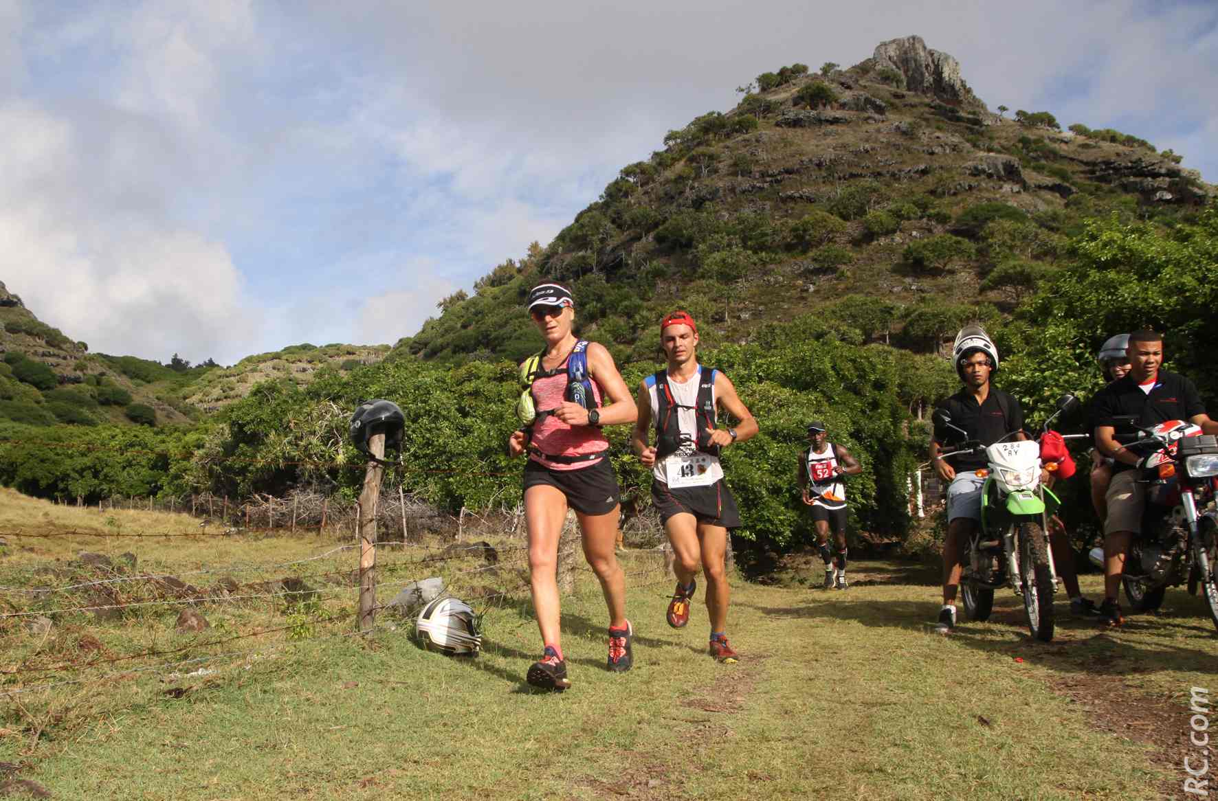A cet endroit de la course, la championne de France Maud Gobert accuse plus de deux minutes de retard. Sous l'oeil observateur des quelques motards de Rod Riders.