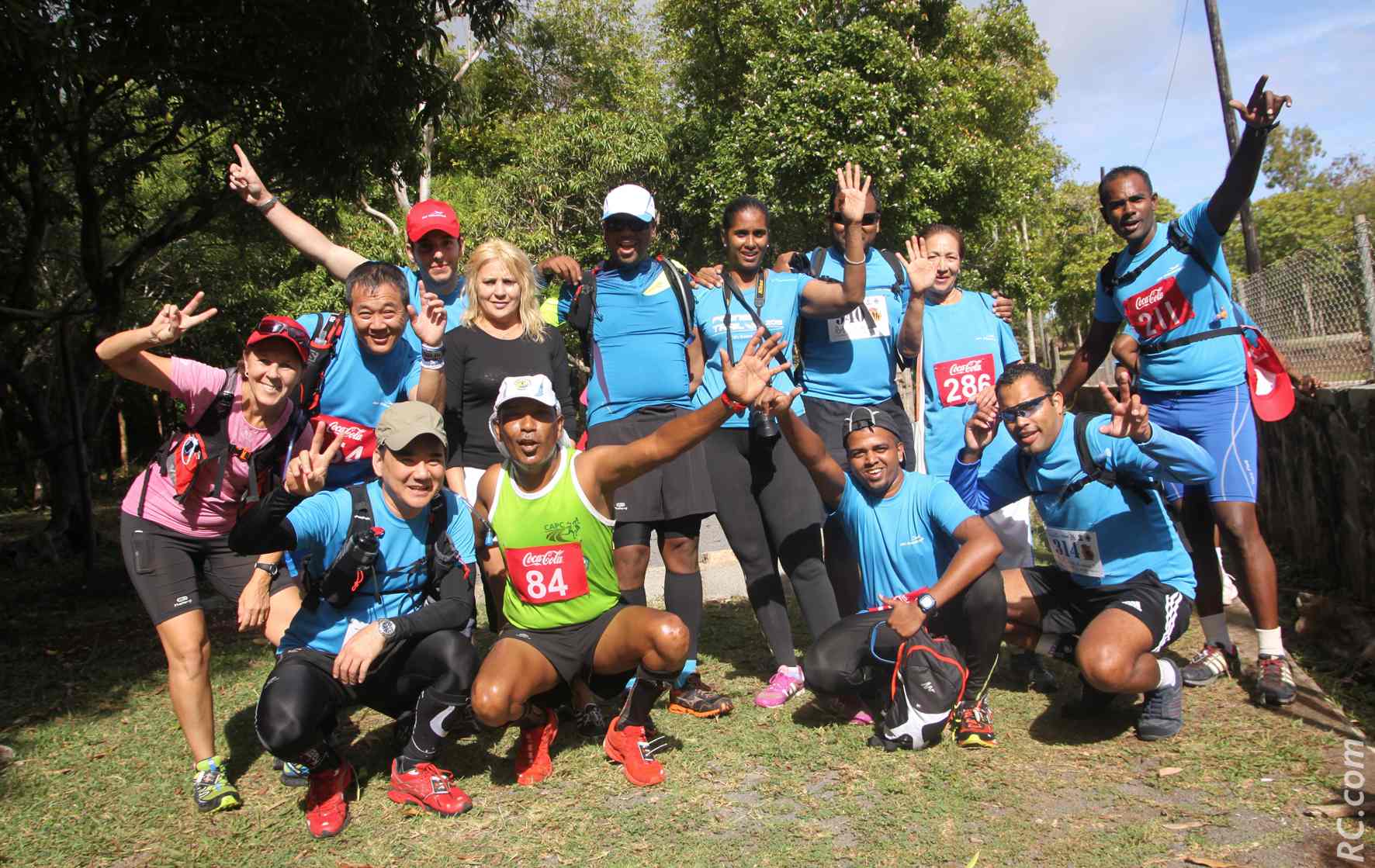 Des Mauriciens tout de bleu vêtus et des Réunionnais (Michelle Verbard et Jean-Pierre Mardémoutou) prêts à partir