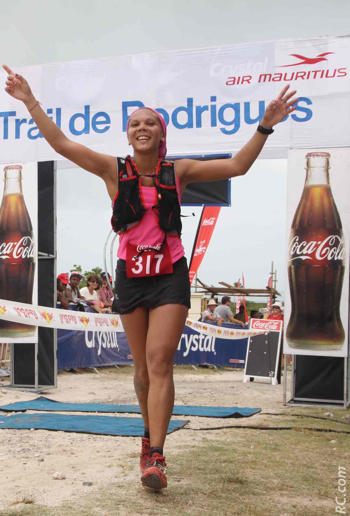 la Réunionnaise Elodie Mithridate remporte la course des 22 km chez les féminines.