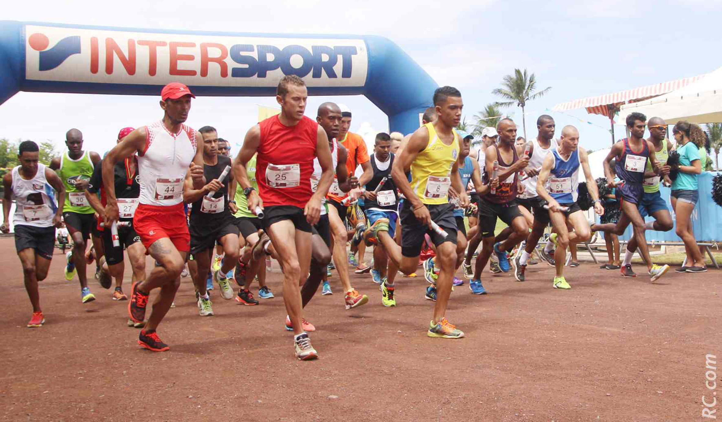 Départ des 50 équipes au stade Jean Allane de la Route des Plaines