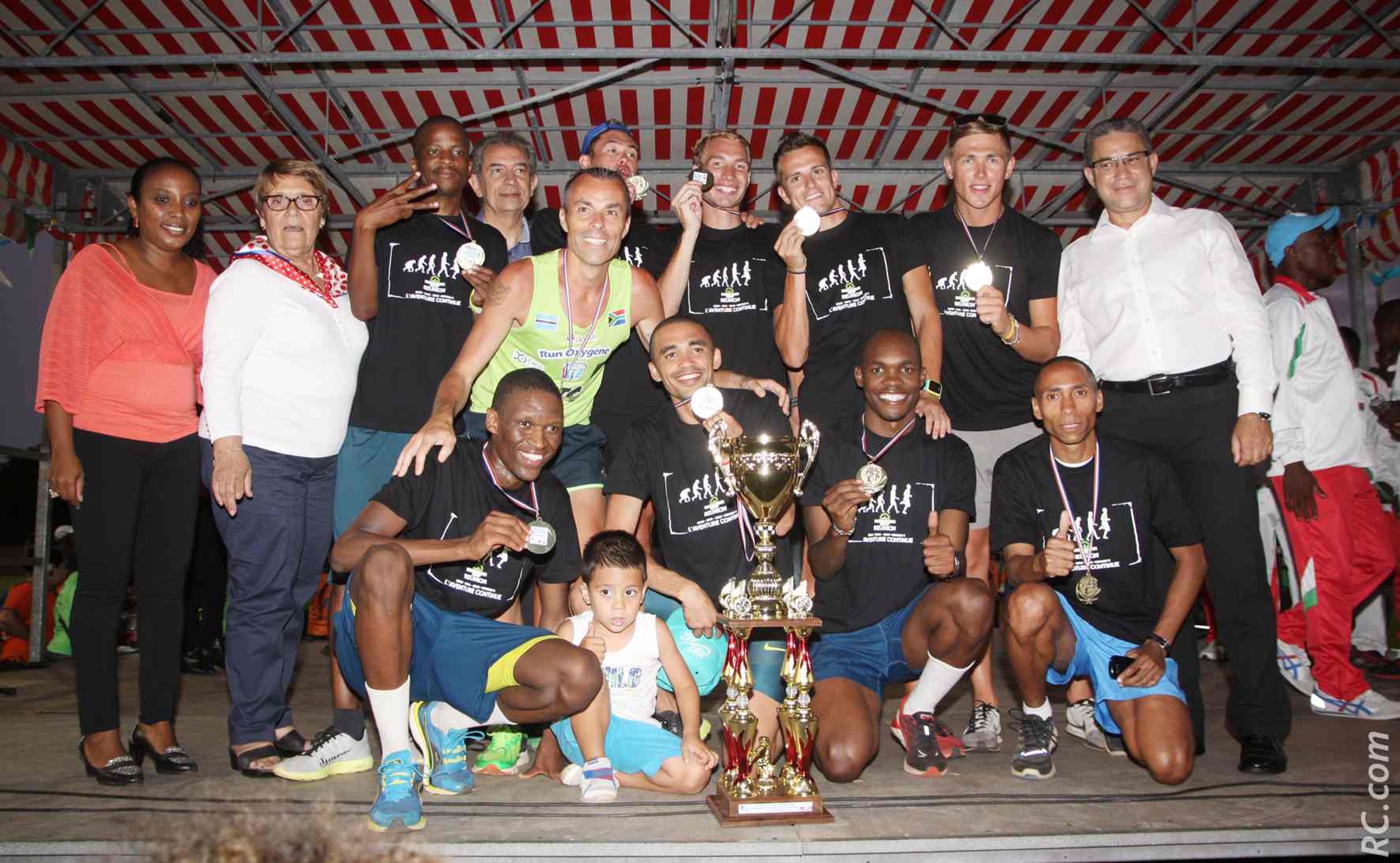 Run Oxygène obtient une belle victoire. L'équipe est félicitée par Monique Catala et Gérard Perrot, adjoints au maire de Saint-Benoit.