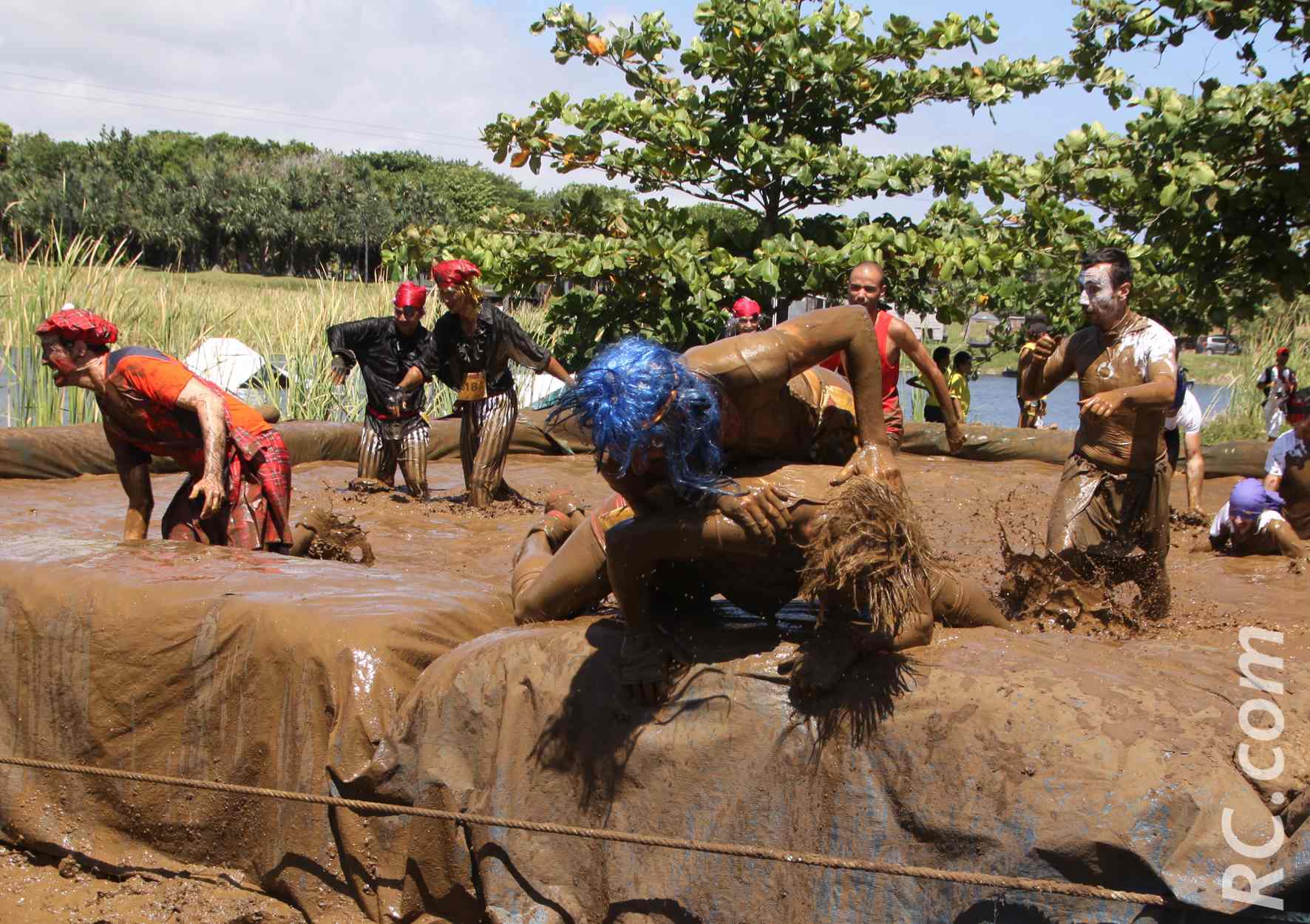 La boue, passage obligé de la Tropica'Dingue. Personne ne s'en plaint, bien au contraire