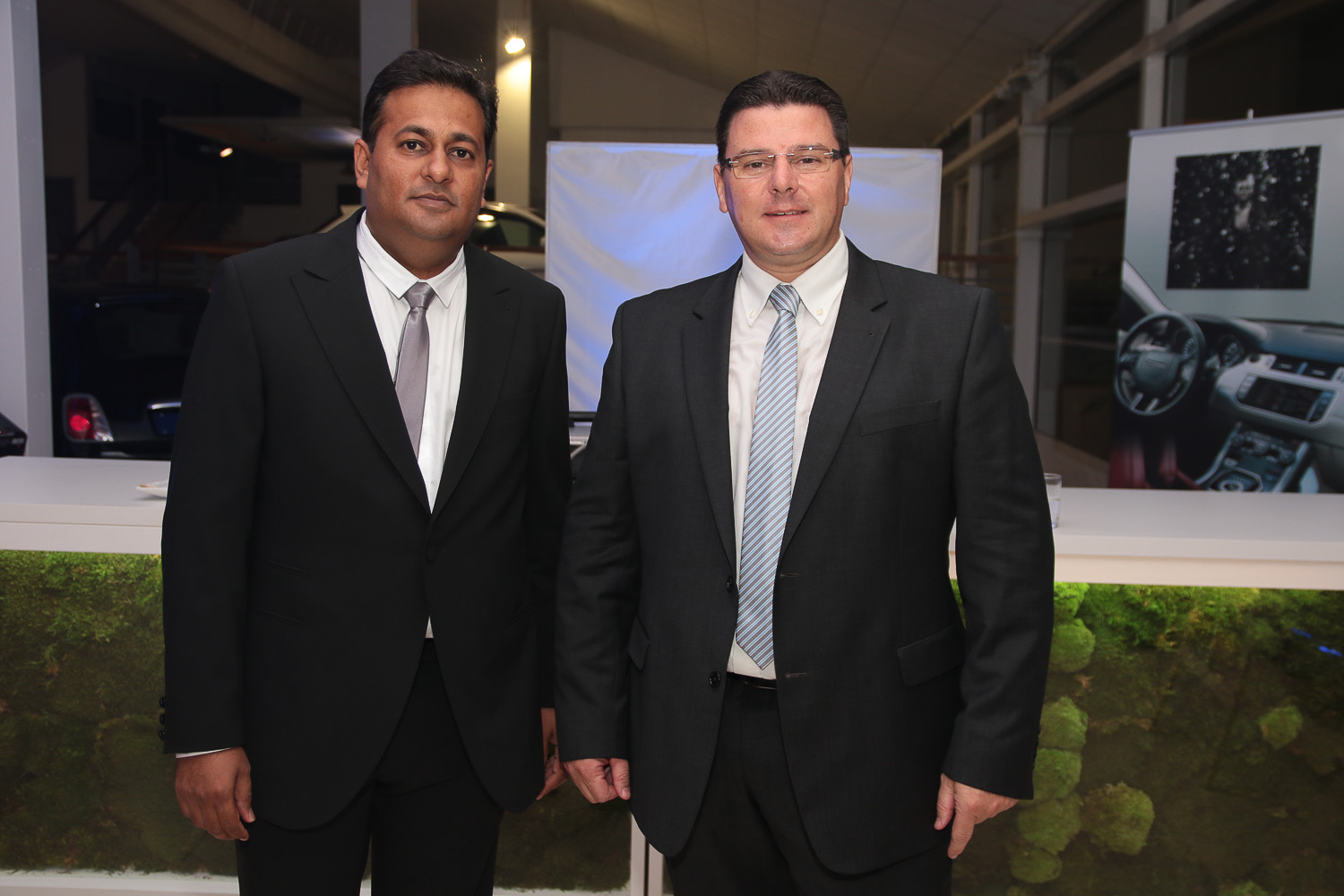 Salim Doba, commercial ventes Jaguar et Land Rover, et Grégory Legendre, directeur des opérations Jaguar et Land Rover Réunion