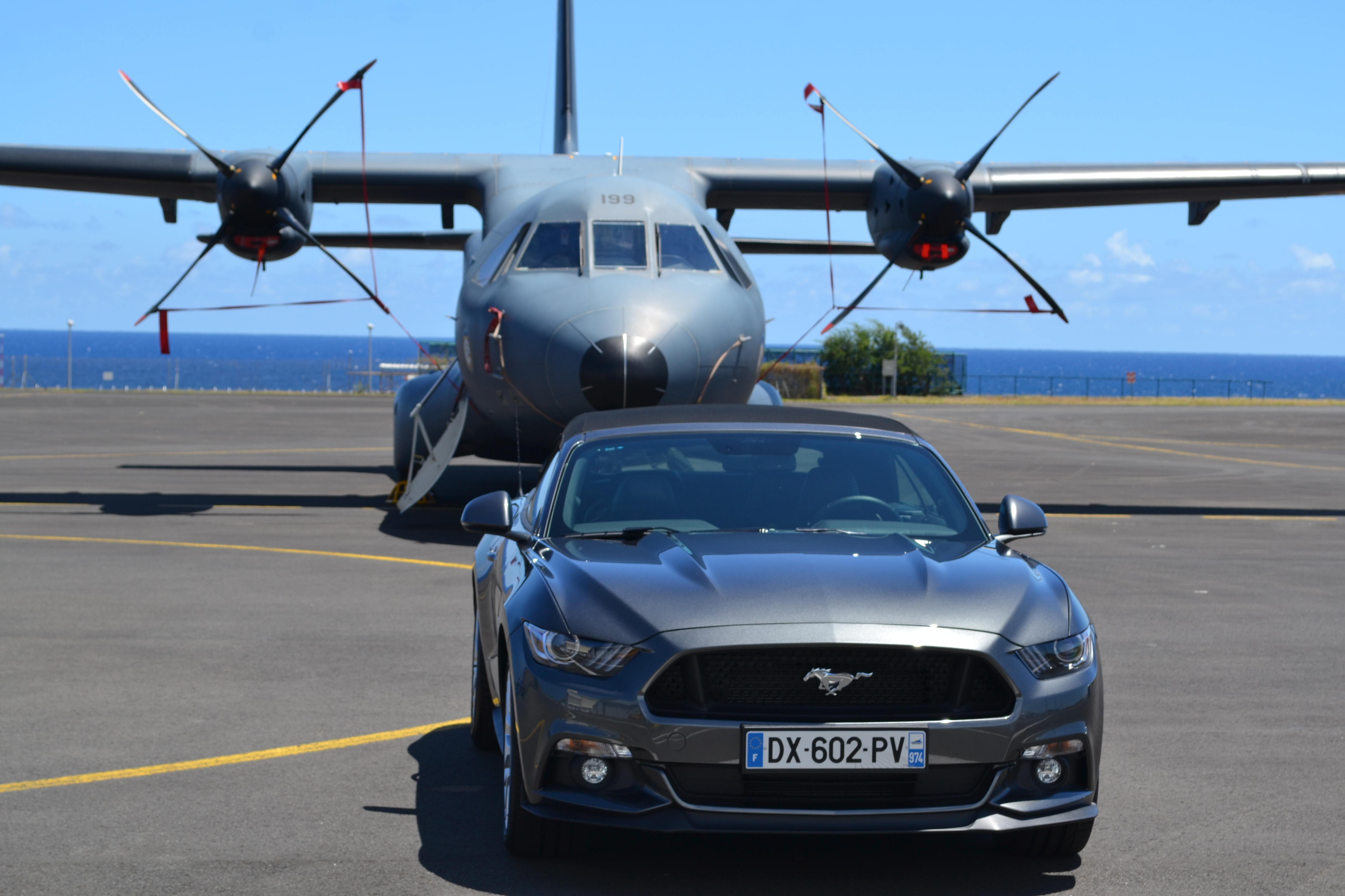 La Ford Mustang et le CASA sur le tarmac de la base aérienne Roland Garros
