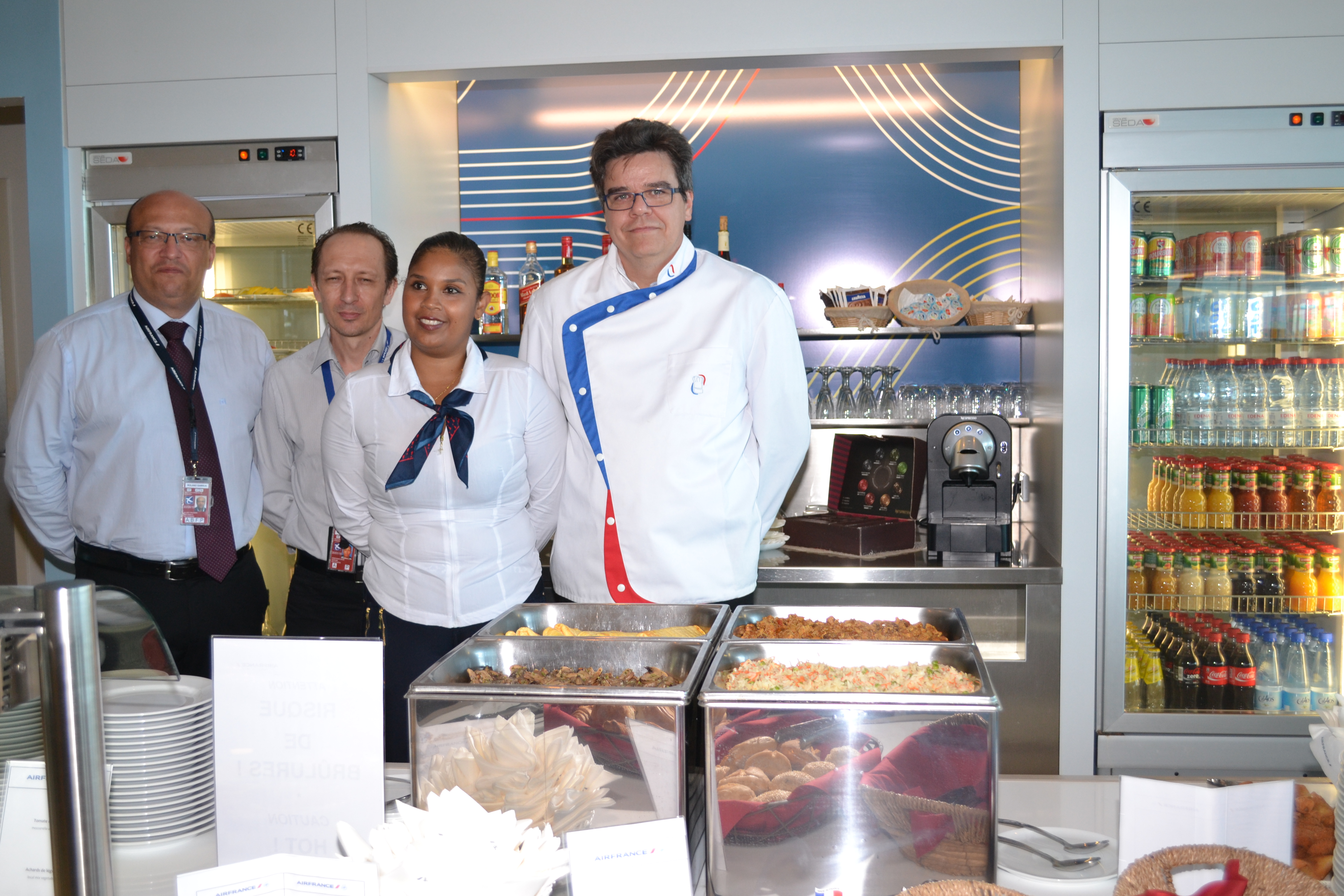 Frédéric Alory avec l'équipe Servair Réunion: David Marchand, adjoint au responsable restauration, Nadia Imouche, assistante, et Vincent Taochy, responsable restauration publique
