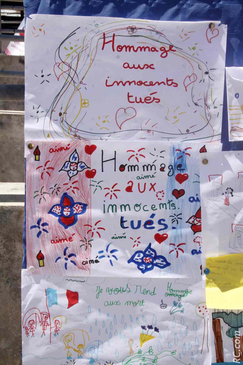 Les messages des élèves faisaient notamment référence aux récents attentats de Paris. Un homme rendu aux victimes.
