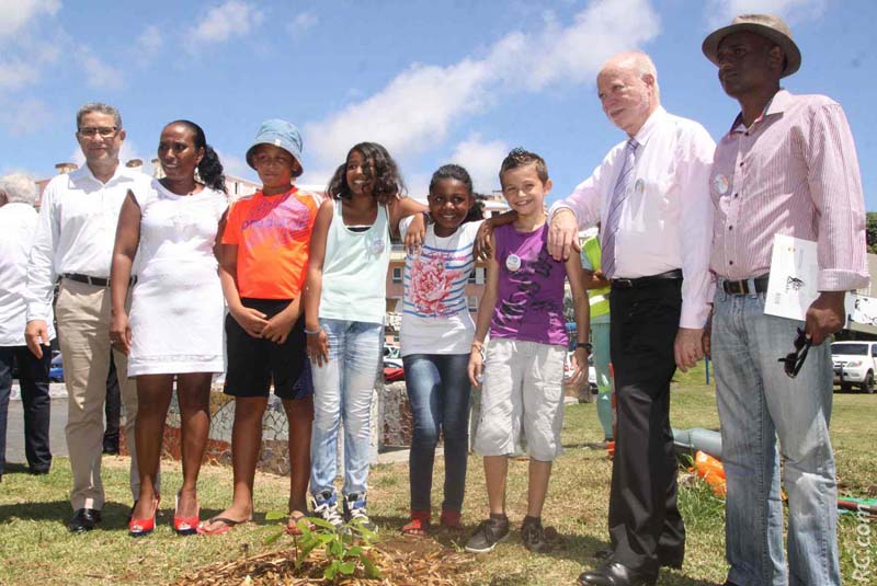 Plantation de l'arbre de la liberté par Jean-Claude Fruteau, aux côtés de son adjoint Gérard Perrault, de Jocelyne Mardom, présidente de la Maison des Associations et de plusieurs collégiens.