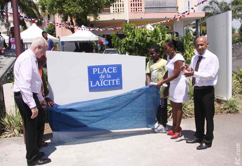 La place de la Laïcité est inaugurée. Le Directeur de la Maison des Associations, Jean-Claude Nava qui applaudit des deux mains, avait à cœur de réussir cette journée particulière.