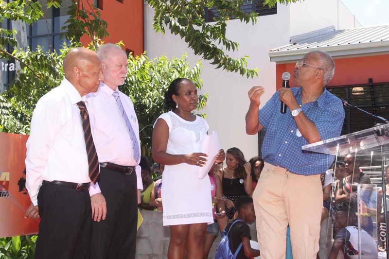 Mario Serviable dans son discours d'ouverture, avec à ses côtés Jean-Claude Nava, Jean-Claude Fruteau et Jocelyne Mardom.