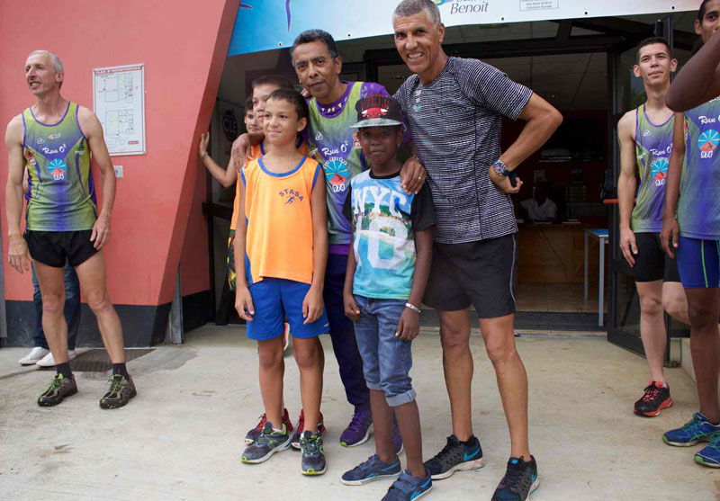 Jean-Louis Prianon et Thierry Jardinnot, pour un relais pédestre symbolique avec les collégiens.