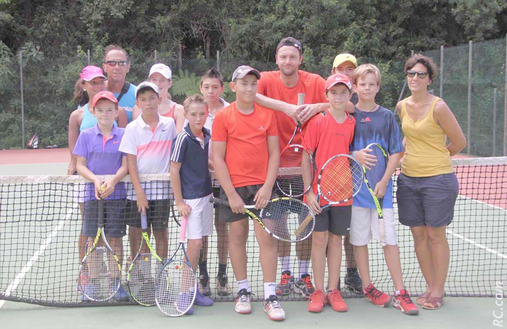 Maxime Bonami (au centre) classé -4/6, avec Eric Guiraud, Carole Capitanio et les enfants dont il avait la charge.