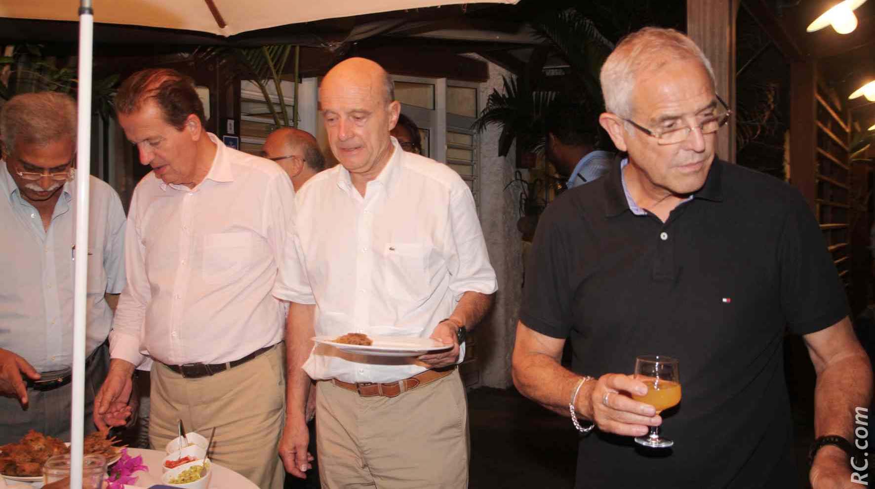 Younous Omarjee, Dominique Perben, ancien ministre de Jacques Chirac, Alain Juppé et Jean-Claude Lacouture, maire de l'Etang-Salé: l'heure de passer à table (et/ou aux choses sérieuses)!