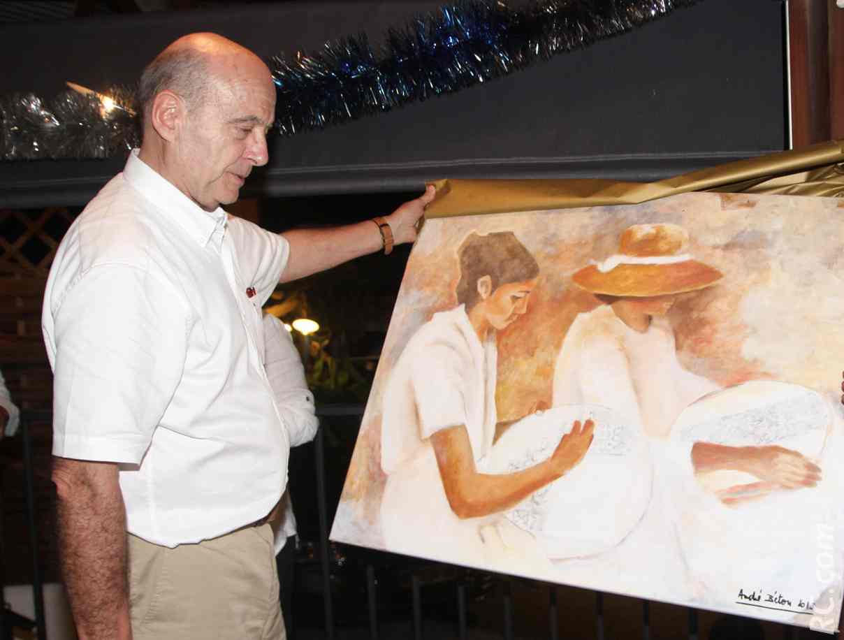Un tableau représentant des brodeuses de Cilaos a été offert à Alain Juppé