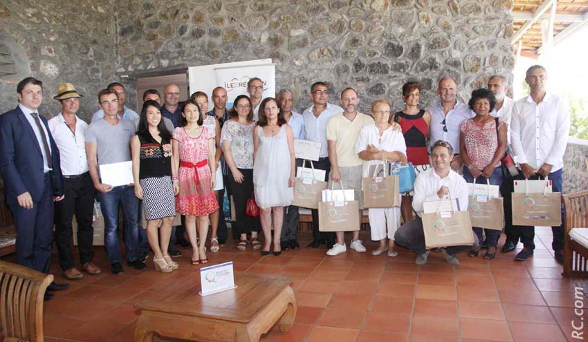 Les labellisés 2015 de Qualité Tourisme Réunion, réunis autour de Patrick Serveaux, Président de l'IRT