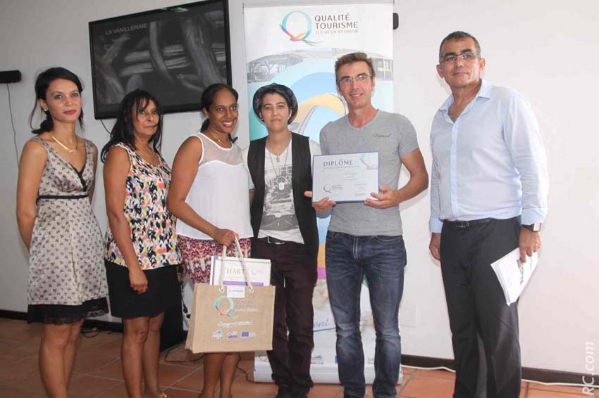 Bertrand Côme et son équipe de la Vanilleraie de Sainte-Suzanne ont accueilli cette opération de remise de labels.