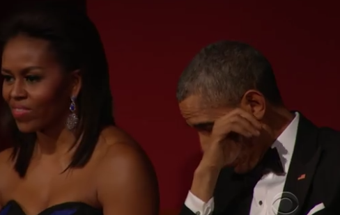 Aux côtés de Michelle, Barack Obama, ému, a essuyé quelques larmes en écoutant Aretha Franklin