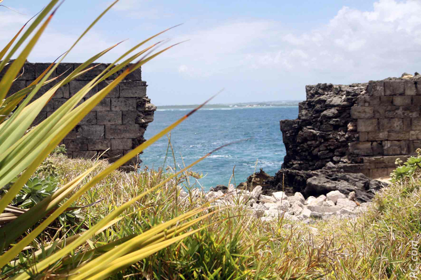 Un mur éventré, avec vue sur l'île Maurice