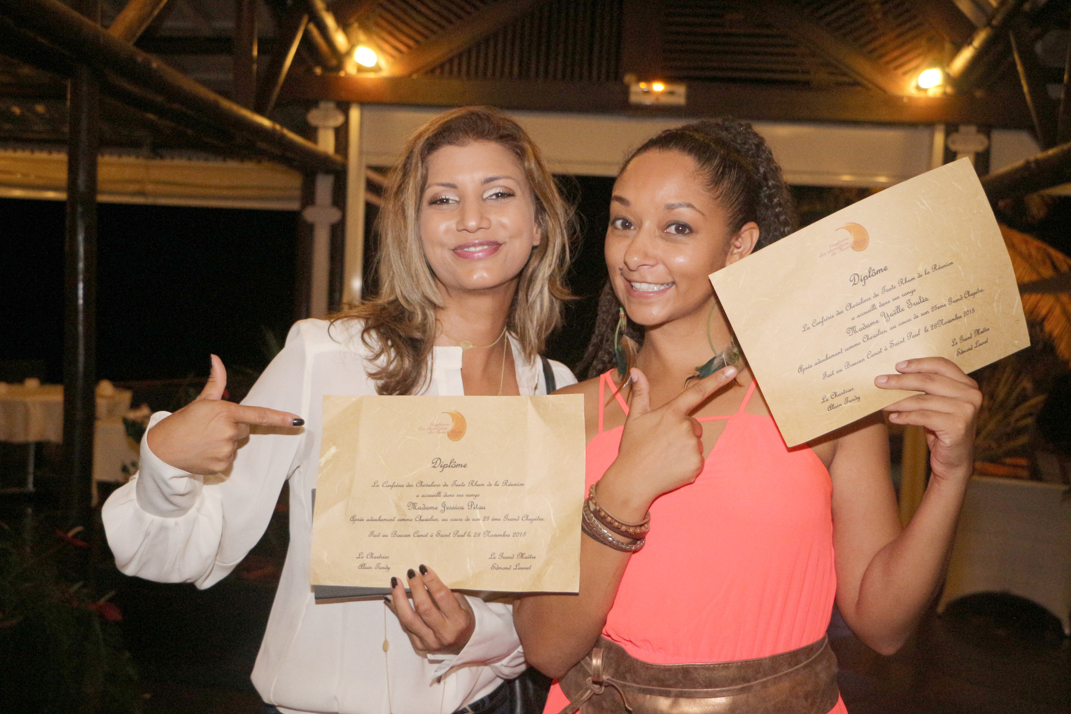 Gessica Pitou et Yaëlle Trulès fières de leur nouveau diplôme!