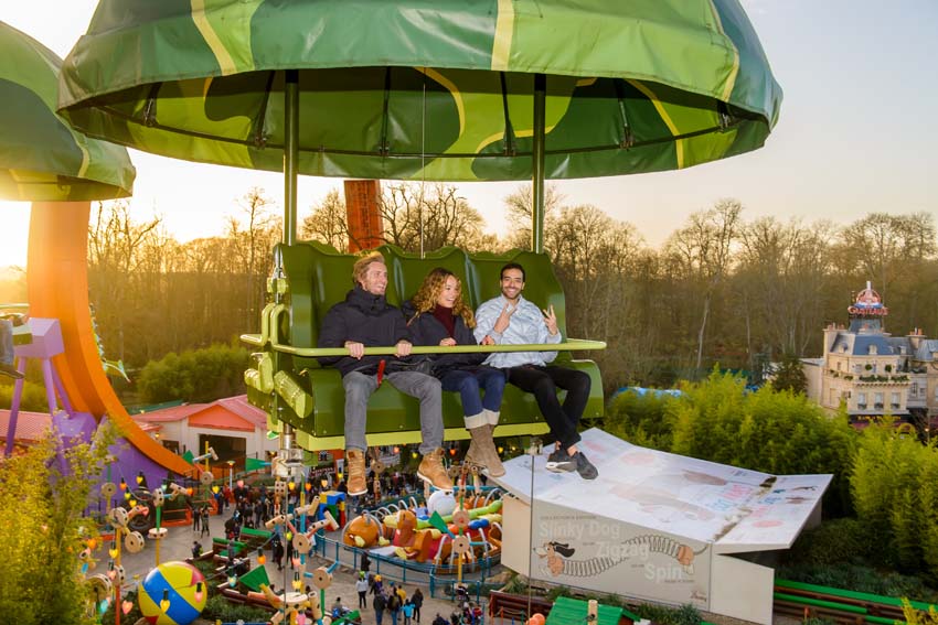 Les comédiens de Babysitting 2 s'éclatent à Disneyland Paris