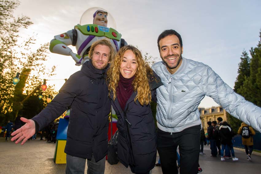 Les comédiens de Babysitting 2 s'éclatent à Disneyland Paris