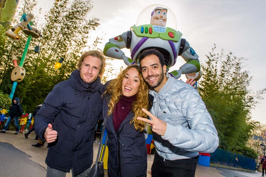 Les comédiens de Babysitting 2 s'éclatent à Disneyland Paris