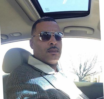 Il se trouve très bien sur ce selfie!