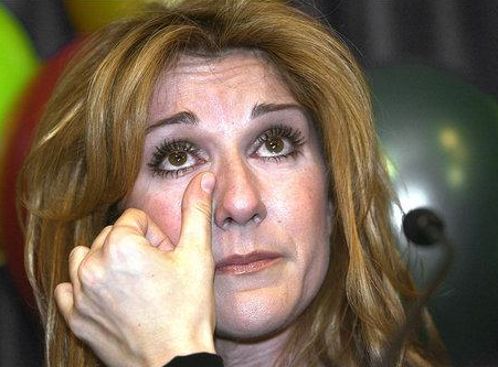 Céline Dion est effondrée, il y a de quoi. Toutes nos condoléances aux familles Dion et Angelil