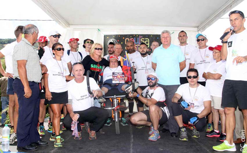 Run Aventure Joëlette très applaudi dés son arrivée à la Grande Ferme. Bravo les gars!